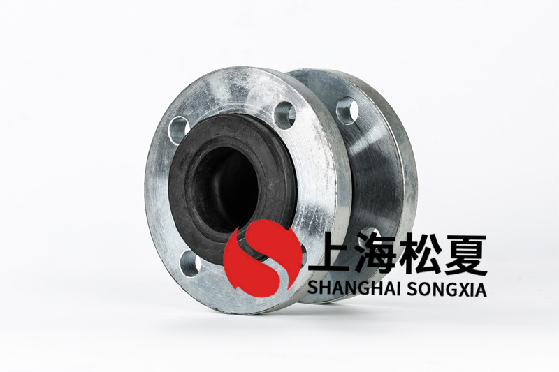 組裝球型橡膠軟接頭時(shí)，地腳螺栓的螺桿擠出機(jī)應(yīng)伸進(jìn)三通接頭兩側(cè)